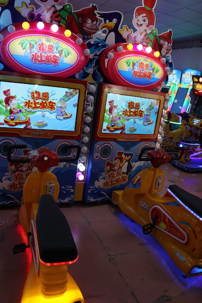 歡樂水上單車與合規(guī)少兒游戲機(jī) 休閑娛樂新選擇