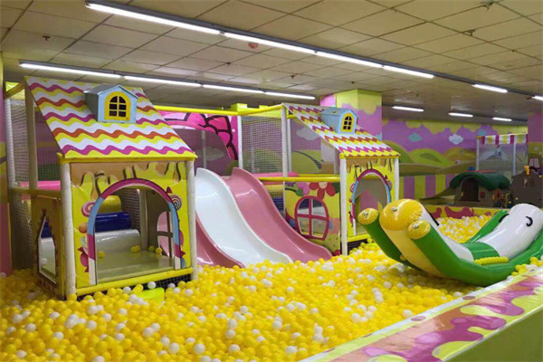 淘氣堡與電玩城 現(xiàn)代兒童游樂的雙重奏